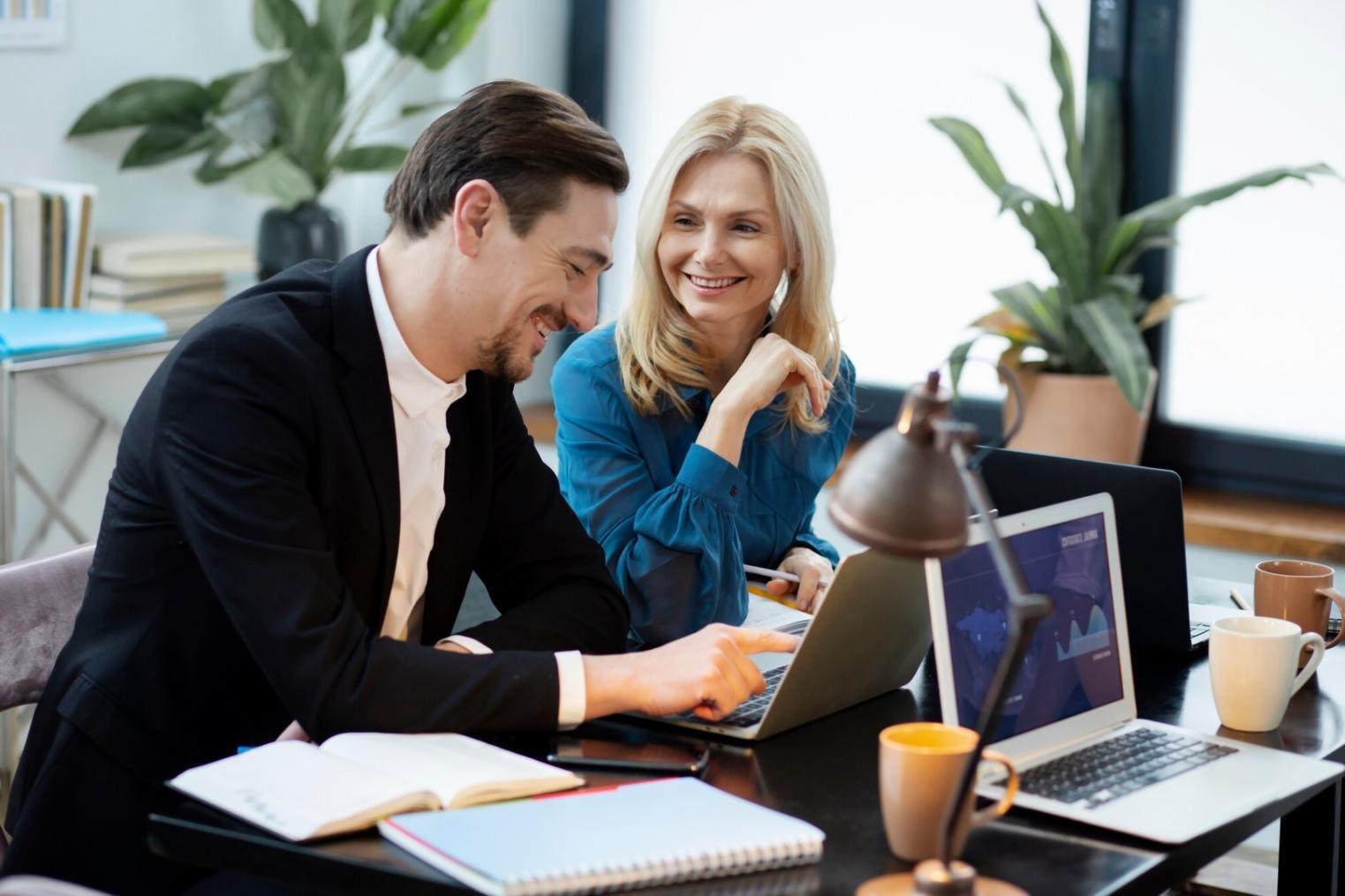 Planificación financiera detallada con calculadora y gráficos de gastos mensuales