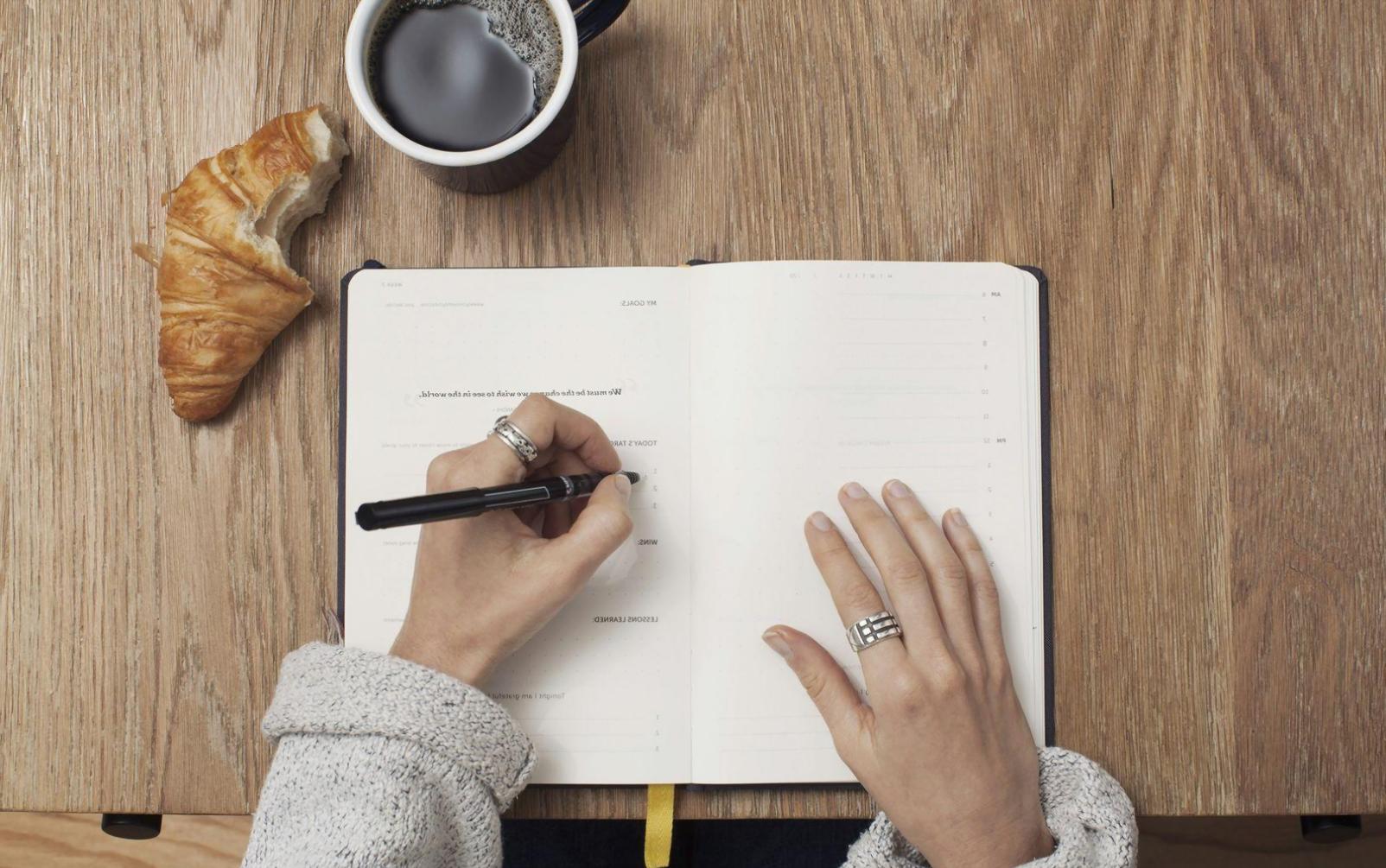 Ambiente de trabajo colaborativo durante una clase de finanzas personales